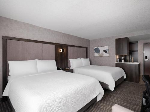 Standard Queen Room with Two Queen Beds image 7