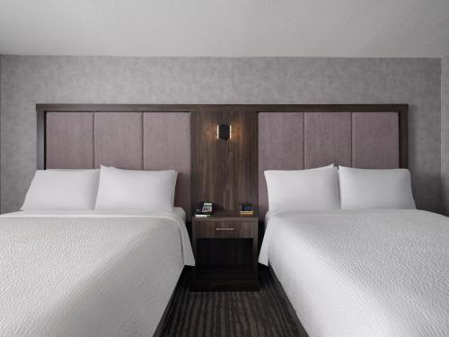 Standard Queen Room with Two Queen Beds image 8