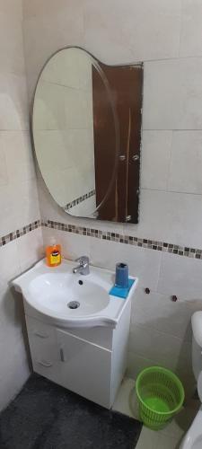 Bathroom, CozyGetAway- US Embassy, MedPlus 10 mins away in Bridgetown