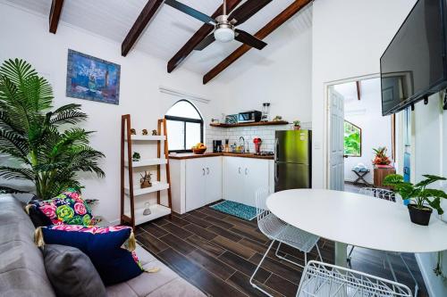 Charming Villa w - Shared Pool in 波特雷羅