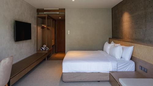 Deluxe Room Pool Access image 1