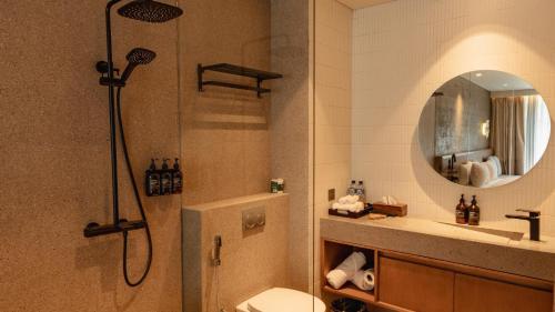 Deluxe Pool Access With Bathtub image 1