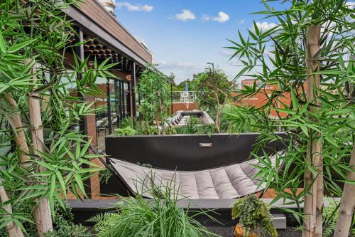 Trendy 2BR 2BA Escape w Pool Rooftop & Gym Access Walk to Stadium & UGA in Athens, USA