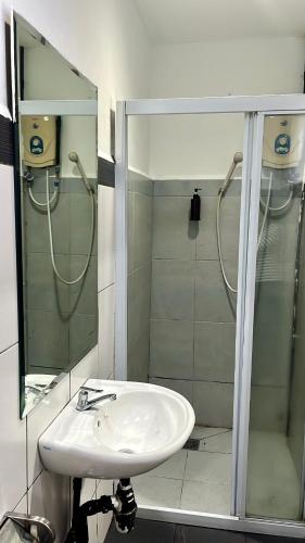 Switz Paradise Hotel - 5 minute walk to Centre Point and 10 minute walk to waterfront- Switz Paradise Hotel - 5 minute walk to Centre Point and 10 minute walk to waterfront-