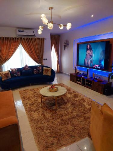Professionals Friendly with Work Station PS5 & near Beaches, Lekki (foto 3)