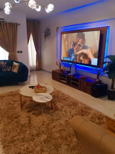 Professionals Friendly with Work Station PS5 & near Beaches, Lekki (foto 10)