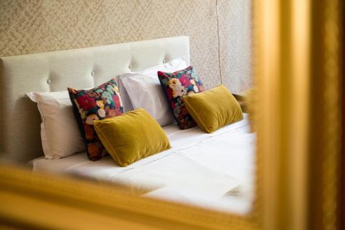1 queen bed, 1 double bed