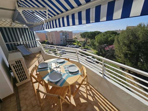 Two-Bedroom Apartment room in Bel appartement 6 couchages WIFI climatisé parking 10 minutes à pied de la mer
