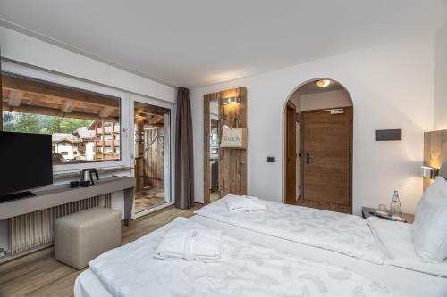 Deluxe Double or Twin Room with Mountain View