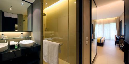 room detail thumbnail 2