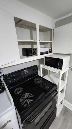 Cozy Studio with King Bed at Central Louisville in แคมป์ เทย์เลอร์