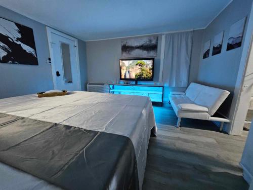 Cozy Studio with King Bed at Central Louisville in 坎普泰勒