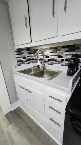 Cozy Studio with King Bed at Central Louisville in แคมป์ เทย์เลอร์