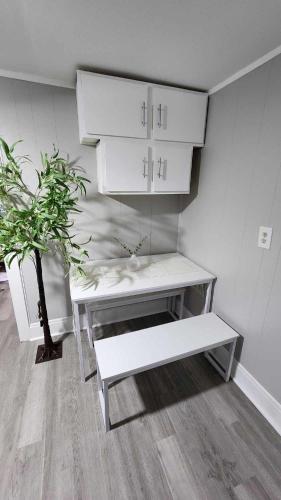 Cozy Studio with King Bed at Central Louisville in แคมป์ เทย์เลอร์