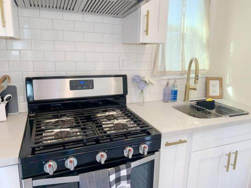 Cozy 2B1B Guest House with Private Entrance and Parking