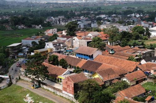 Spacious 3BR Combined Unit at Pinewood Apartment By Travelio Spacious 3BR Combined Unit at Pinewood Apartment By Travelio