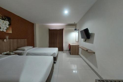 Large Twin Room image 6