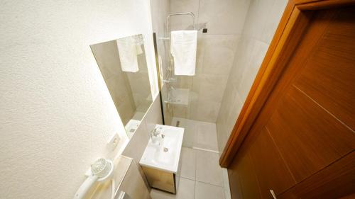 Economy Double Room image 7