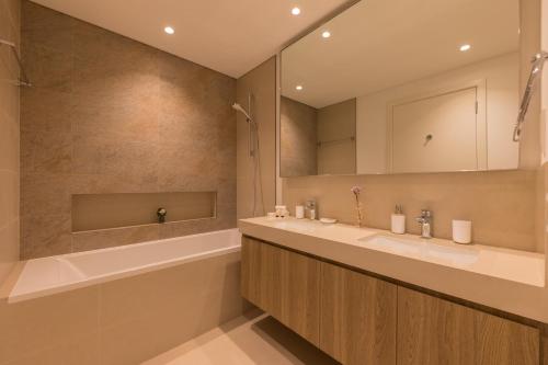 3BR and maids Burj Khalifa and Fountain View for 8 guests 3BR and maids Burj Khalifa and Fountain View for 8 guests