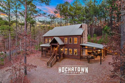Luxurious & Cozy 5 bedrooms - Hot Tub- Sauna- Firepit- Pets! in Broken Bow, USA