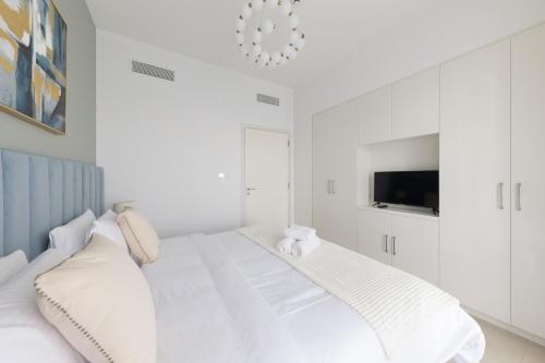 3BR and maids Burj Khalifa and Fountain View for 8 guests 3BR and maids Burj Khalifa and Fountain View for 8 guests