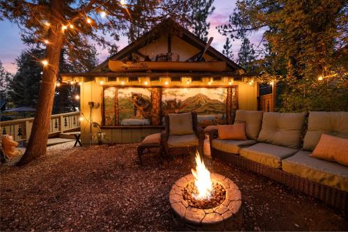 HONEY BEAR CHALET - Close to Lake & Slopes in Big Bear City, USA
