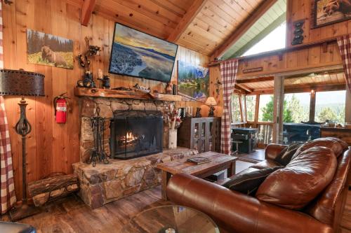 HONEY BEAR CHALET - Close to Lake & Slopes in Big Bear City, USA