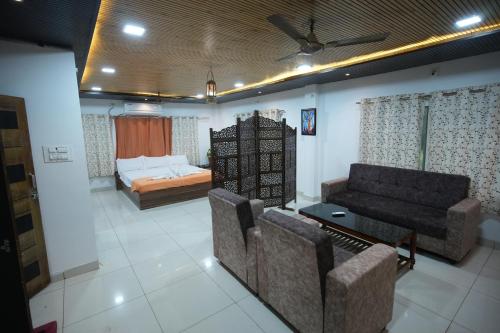 1 queen bed, 1 sofa bed