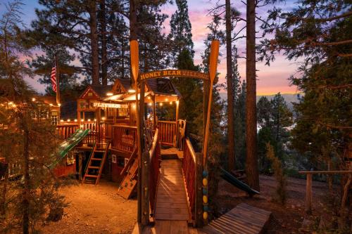 HONEY BEAR CHALET - Close to Lake & Slopes in Big Bear City, USA