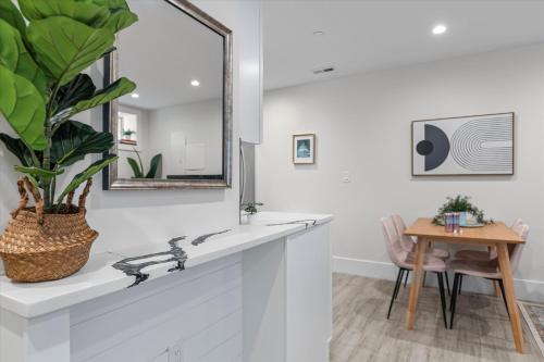 Central 2-BR City Sanctuary - Commuter-Friendly in Washington, USA
