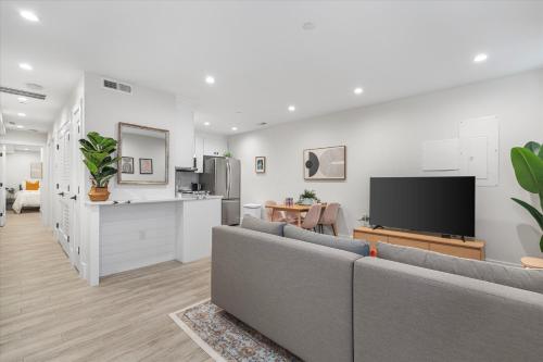 Central 2-BR City Sanctuary - Commuter-Friendly Central 2-BR City Sanctuary - Commuter-Friendly