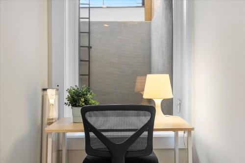 Central 2-BR City Sanctuary - Commuter-Friendly Central 2-BR City Sanctuary - Commuter-Friendly