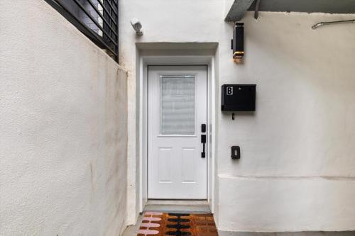 Central 2-BR City Sanctuary - Commuter-Friendly Central 2-BR City Sanctuary - Commuter-Friendly