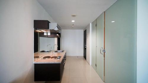 Cozy Stay 2BR at The Square Surabaya Apartment By Travelio – Surabaja, IL