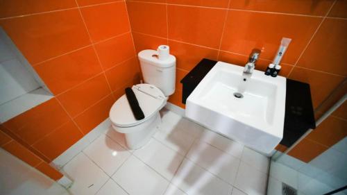 Cozy Stay 2BR at The Square Surabaya Apartment By Travelio – Surabaja, IL
