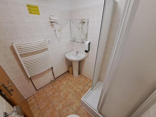 Vzdělávací Středisko a Hotel - image 2