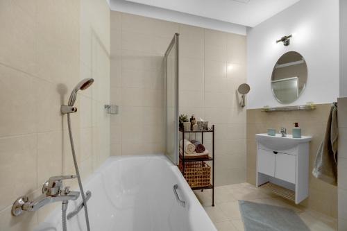 REVON Art-Deco Old Town Apartment, Братислава (фото 9)
