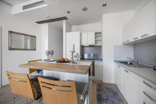 REVON Art-Deco Old Town Apartment, Братислава (фото 5)