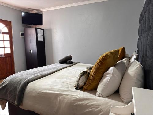 1 king bed, 1 twin bed