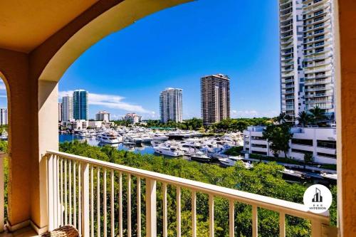BnB Hyperion - 3B Gem w Golf & Intracoastal Views in Miami, USA