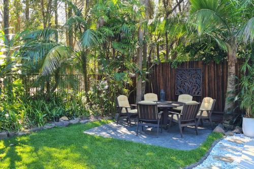 Tropical 2 bedroom home with private pool in New Brighton