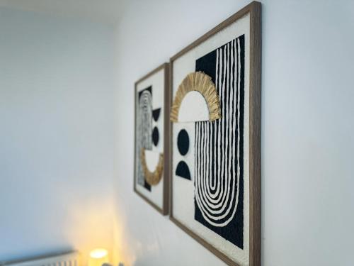 Beautifully Central & Superior Apartment Book Now - Tap to explore photos