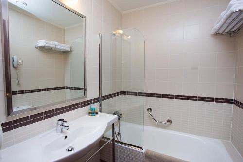 Classic Double Room with Side Sea or Pool View image 2