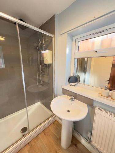 Rooms Near Me - Getway Lux Choice! 3BR Entire House, Lounge with Smart Tv, Dining Area, Private Gated Parking, Easy Access to M5 J2 & J3, Halesowen, Birmingham Rooms Near Me - Getway Lux Choice! 3BR Entire House, Lounge with Smart Tv, Dining Area, Private Gated Parking, Easy Access to M5 J2 & J3, Halesowen, Birmingham