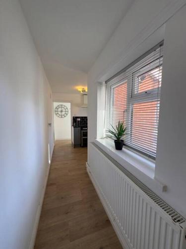 Rooms Near Me - Getway Lux Choice! 3BR Entire House, Lounge with Smart Tv, Dining Area, Private Gated Parking, Easy Access to M5 J2 & J3, Halesowen, Birmingham Rooms Near Me - Getway Lux Choice! 3BR Entire House, Lounge with Smart Tv, Dining Area, Private Gated Parking, Easy Access to M5 J2 & J3, Halesowen, Birmingham