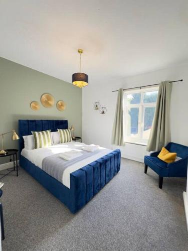 Rooms Near Me - Getway Lux Choice! 3BR Entire House, Lounge with Smart Tv, Dining Area, Private Gated Parking, Easy Access to M5 J2 & J3, Halesowen, Birmingham Rooms Near Me - Getway Lux Choice! 3BR Entire House, Lounge with Smart Tv, Dining Area, Private Gated Parking, Easy Access to M5 J2 & J3, Halesowen, Birmingham