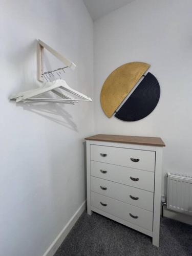 Rooms Near Me - Getway Lux Choice! 3BR Entire House, Lounge with Smart Tv, Dining Area, Private Gated Parking, Easy Access to M5 J2 & J3, Halesowen, Birmingham Rooms Near Me - Getway Lux Choice! 3BR Entire House, Lounge with Smart Tv, Dining Area, Private Gated Parking, Easy Access to M5 J2 & J3, Halesowen, Birmingham