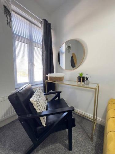 Rooms Near Me - Getway Lux Choice! 3BR Entire House, Lounge with Smart Tv, Dining Area, Private Gated Parking, Easy Access to M5 J2 & J3, Halesowen, Birmingham Rooms Near Me - Getway Lux Choice! 3BR Entire House, Lounge with Smart Tv, Dining Area, Private Gated Parking, Easy Access to M5 J2 & J3, Halesowen, Birmingham