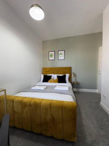 Rooms Near Me - Getway Lux Choice! 3BR Entire House, Lounge with Smart Tv, Dining Area, Private Gated Parking, Easy Access to M5 J2 & J3, Halesowen, Birmingham Rooms Near Me - Getway Lux Choice! 3BR Entire House, Lounge with Smart Tv, Dining Area, Private Gated Parking, Easy Access to M5 J2 & J3, Halesowen, Birmingham