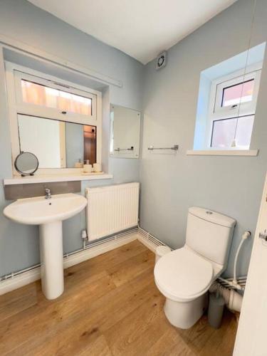 Rooms Near Me - Getway Lux Choice! 3BR Entire House, Lounge with Smart Tv, Dining Area, Private Gated Parking, Easy Access to M5 J2 & J3, Halesowen, Birmingham Rooms Near Me - Getway Lux Choice! 3BR Entire House, Lounge with Smart Tv, Dining Area, Private Gated Parking, Easy Access to M5 J2 & J3, Halesowen, Birmingham